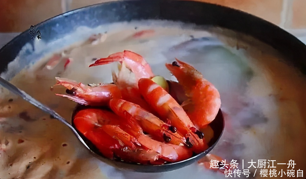 过年时做白灼大虾,先下锅就错啦,难怪虾肉发腥发柴,这样做才对