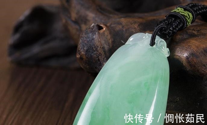中国传统文化|翡翠福瓜的寓意很多，是一种百搭的饰品，男女老少都能佩戴