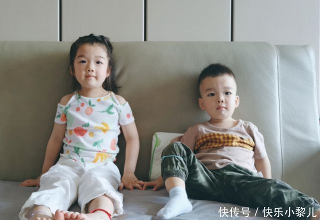 孩子|姐弟俩“大打出手”,弟弟战袍破烂不堪,两人模样逗笑宝妈