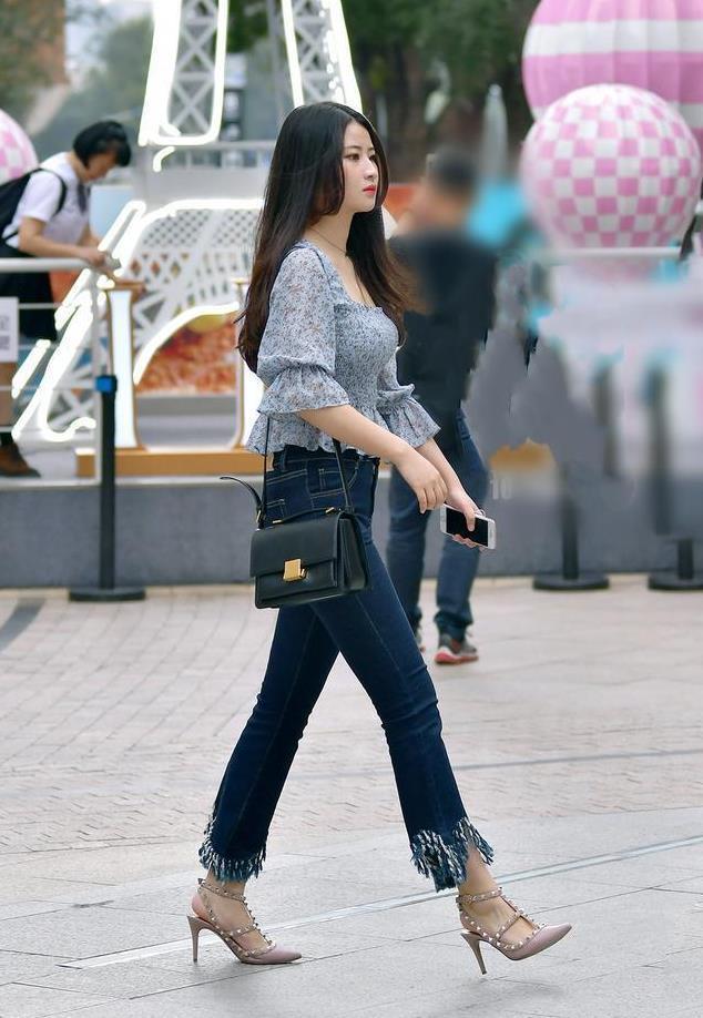 印花|u领印花上衣,搭配蓝色牛仔裤+高跟凉鞋,显得风情万种魅力十足