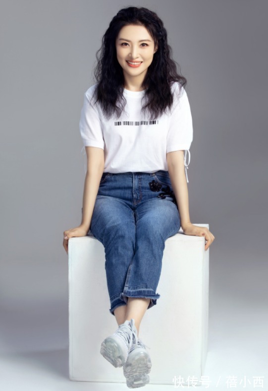 连衣裙|周涛终于高调一回,穿红色连衣裙配金色高跟鞋,身材比例真不错