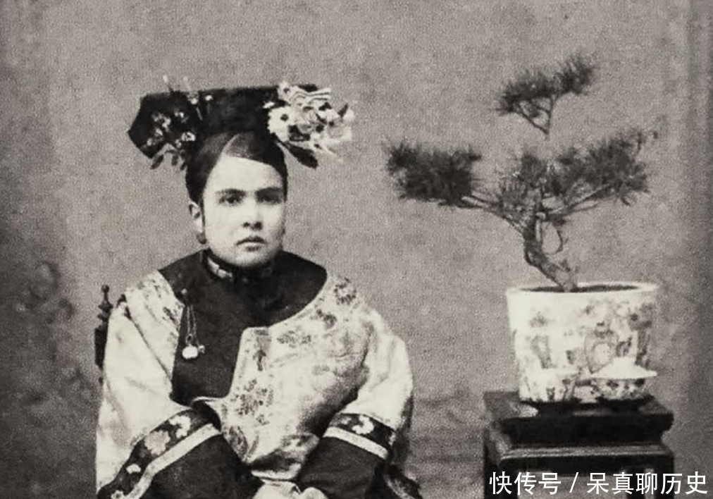 老照片中|清朝大臣的妻妾老照片:李鸿章夫人端庄秀美,诰命夫人惊艳霸气!