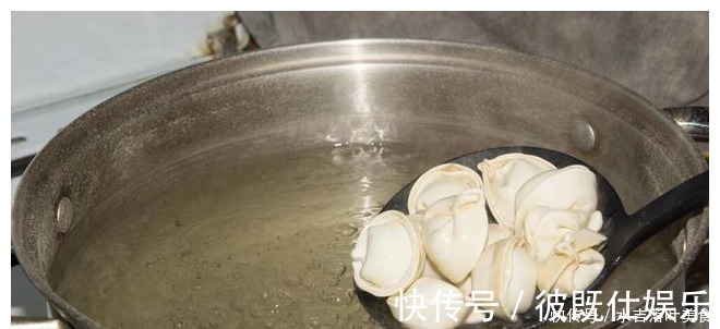 北方人|速冻饺子,用冷水煮好还是开水煮好学会这样做,饺子劲道不破皮!
