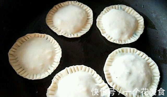 菠菜|超简单的快手早餐,饺子皮馅饼,咸香酥脆,浓郁多汁,超美味!