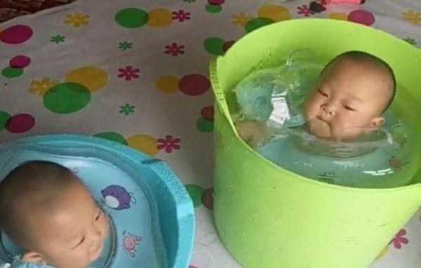 爷爷奶奶|爷爷给双胞胎孙子洗澡,宝妈回家看见宝宝的样子,直接笑喷了
