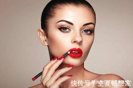 口红 女人涂口红时,谨记这三不要,否则再贵的口红也涂不出效果