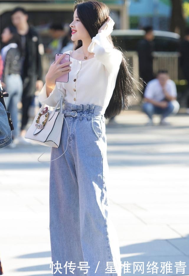 展现|穿高腰牛仔裤的美女,配上白色的老爸鞋,清新大方的展现青春活力