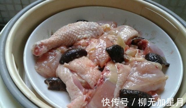 鲜香味美滑嫩可口的香菇蒸鸡,步骤简单,美味特别下饭!