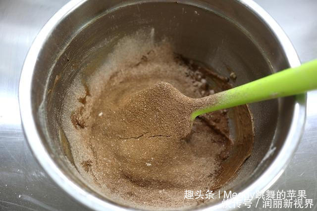 出炉|夏天想吃蛋糕别愁,2个鸡蛋做12个小蛋糕,15分钟出炉,省心快手