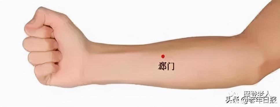 两个救命穴，一招点压能救命，人人都应该知道