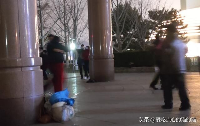  中老年人|中老年人跳慢四步舞，有多少爱可以重来？