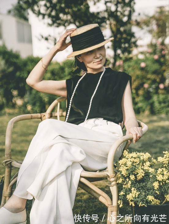 穿搭 人到中年要远离“大妈式”穿搭,学这位妈妈的减龄搭,很洋气