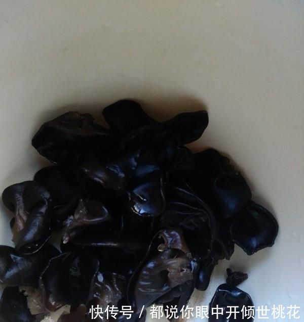 木耳炒鸡蛋|这菜，含铁量是猪肝的3倍，是核桃的6倍，女性常吃补血养颜