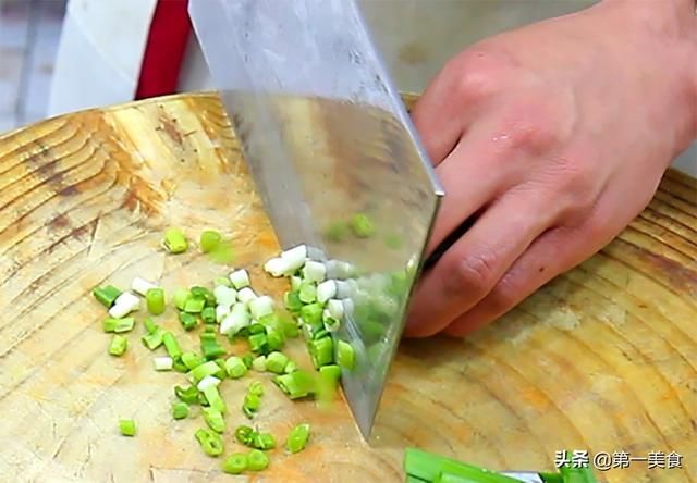 鲜嫩|饭店的韭菜炒鸡蛋为啥鲜嫩又翠绿，这几个技巧很重要，学会在家做