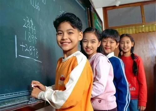 受英语三位分隔法启发，一名大学老师发现能快速准确读出中文多位数的新方法，值得推广