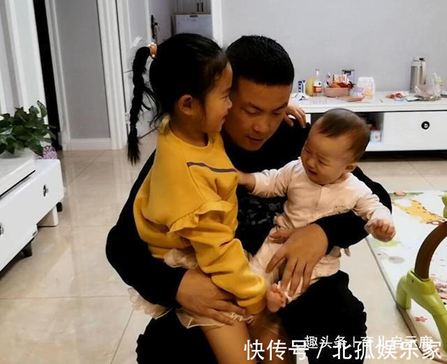 吭吭|见爸爸抱弟弟玩，女儿小声问能抱抱我吗之后画面二胎妈妈泪目