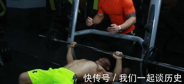 肌肉|胸肌为什么练不大或许你离大胸肌就差一个科学的训练方法