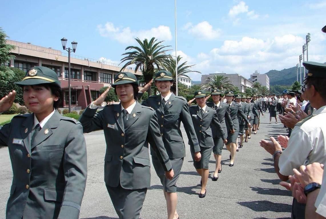 日本|日本女兵，为何要背一个小挎包，想清楚里面装了些什么吗？