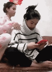 |搞笑美女GIF：没有一点点防备，他就这样被美女KO了！