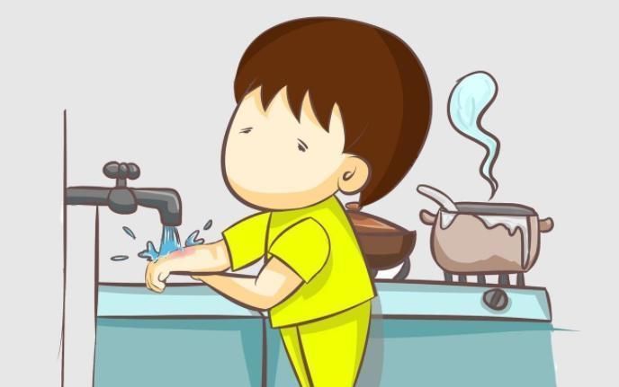 衣服|孩子被烫伤,应该先脱衣服还是先冲水?做错一步可能加重伤情