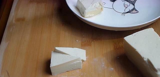 红灯笼椒|豆腐别再红烧了,试试这种做法,一顿2斤不够吃,做法超简单