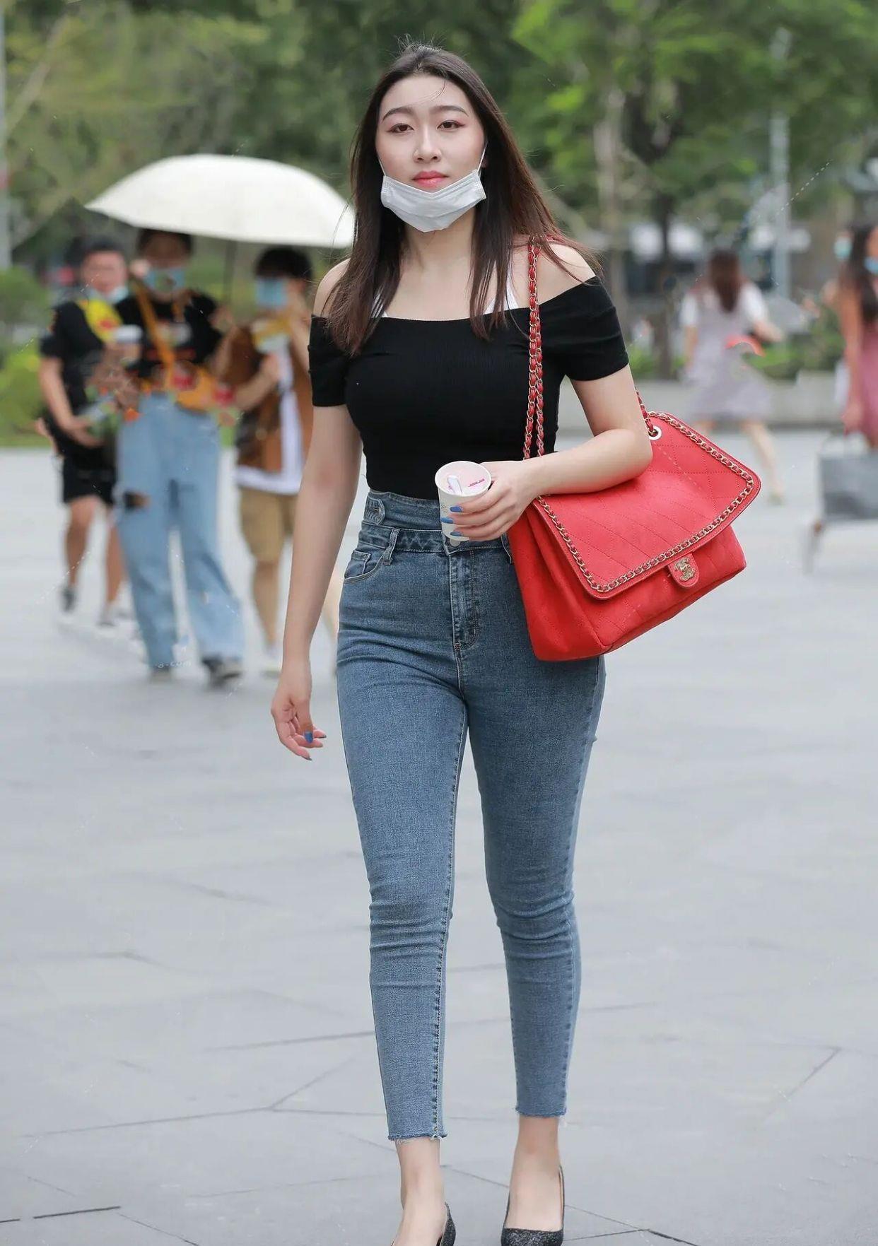 “胯骨大”的女性,穿衣搭配要谨慎,一不小心穿出