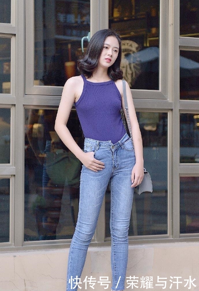 展现出|街拍:穿着牛仔裤的一举一动,都能展现出别样精彩!