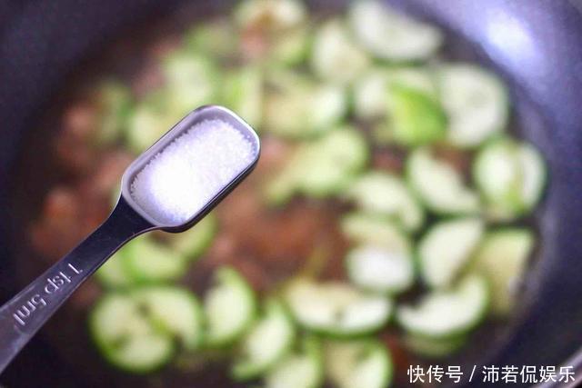 打卤面|天越热越要吃热面,黄瓜肉丁打卤面,越吃越爽,吃完一身爽