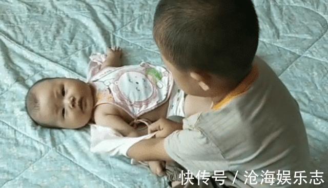 爸爸妈妈|全网最牛二胎换尿布穿衣服,4岁哥哥照顾婴儿妹妹比妈妈都熟练