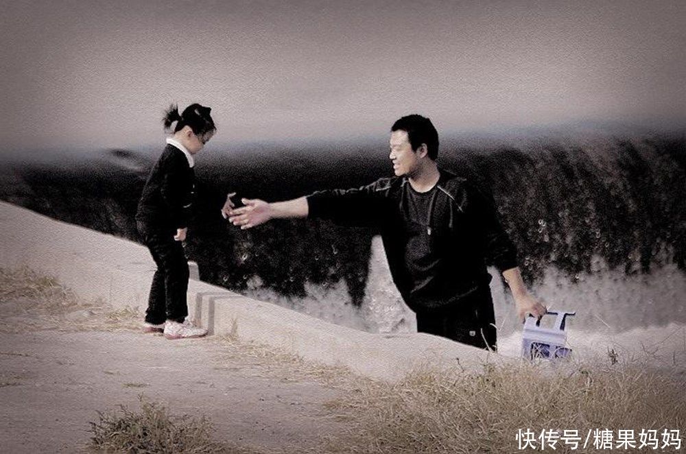 家庭亲子陪伴白皮书|奶爸哄娃错把狗子搂在怀，父爱如“山体滑坡”，孩子是“意外”？