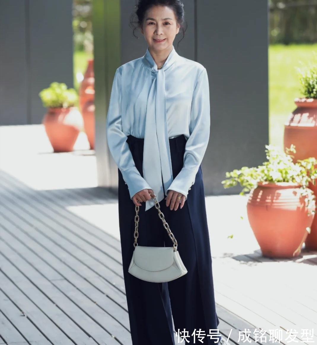 违和感|五六十岁妈妈穿衣太土气，学一下这位阿姨的优雅穿搭，高级又体面