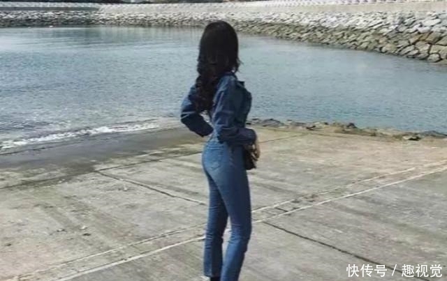  潮流的连体牛仔裤美女，曼妙身姿令人牵挂