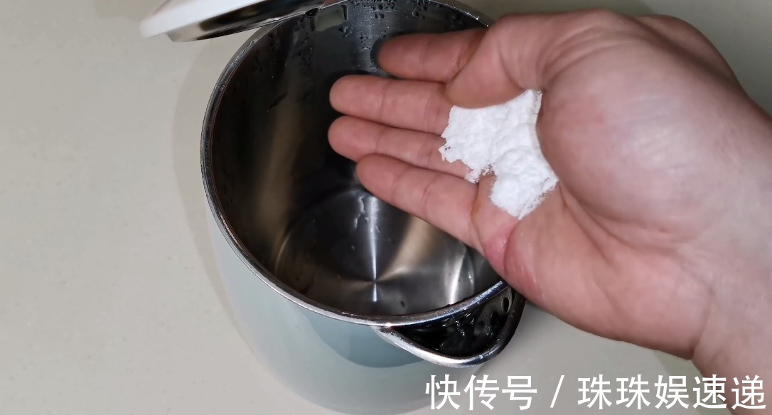 茶壶水垢又厚又脏，只需撒上一把，水垢自动往下掉，水壶干净如新