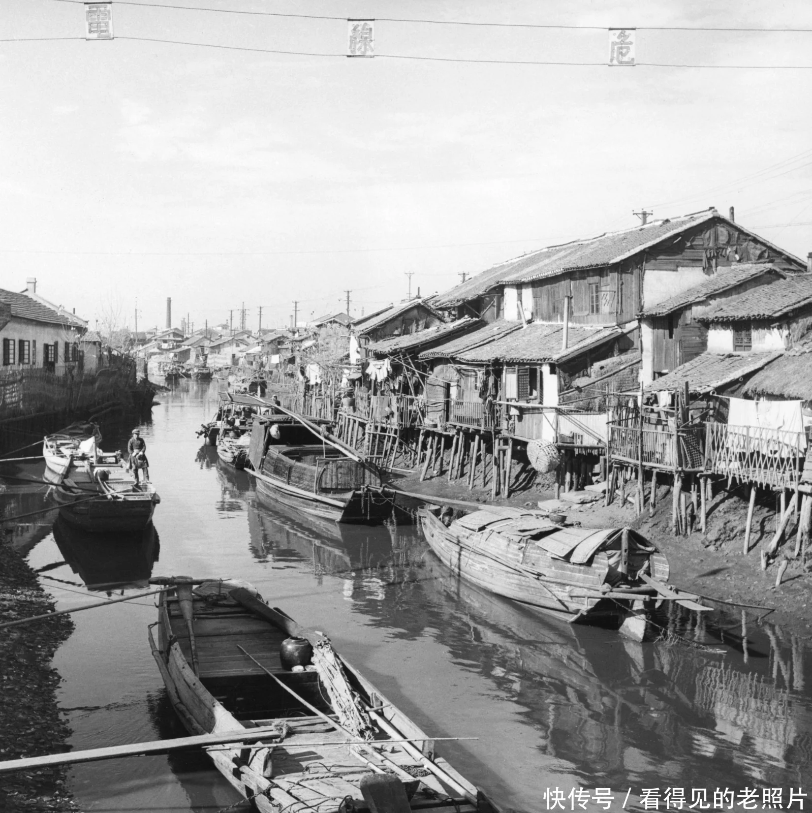 无锡古运河是京杭大运河的一段，它北接长江，南达太湖，全长四十多公里，纵贯无锡城区。