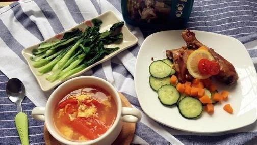 瑜伽|宝妈做瑜伽倒立,宝宝赶来“吃奶”,接下来动作逗笑网友:饿坏了