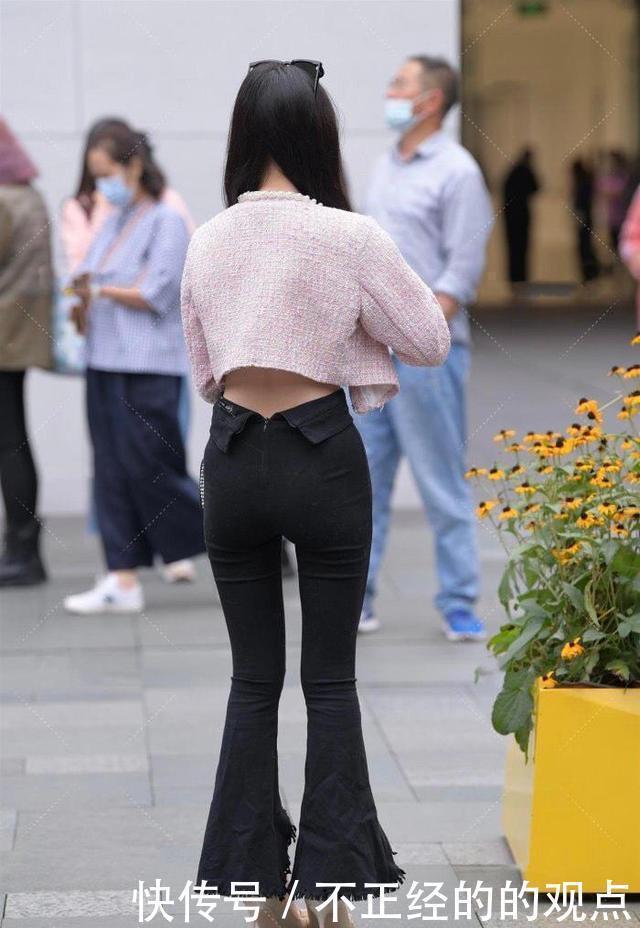 搭配|简约穿搭黑色打底喇叭裤,搭配吊带和小开衫,活出精致女孩的样子