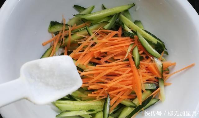 生津|冷蒜香三色绿豆芽使味道酸凉,酥脆生津