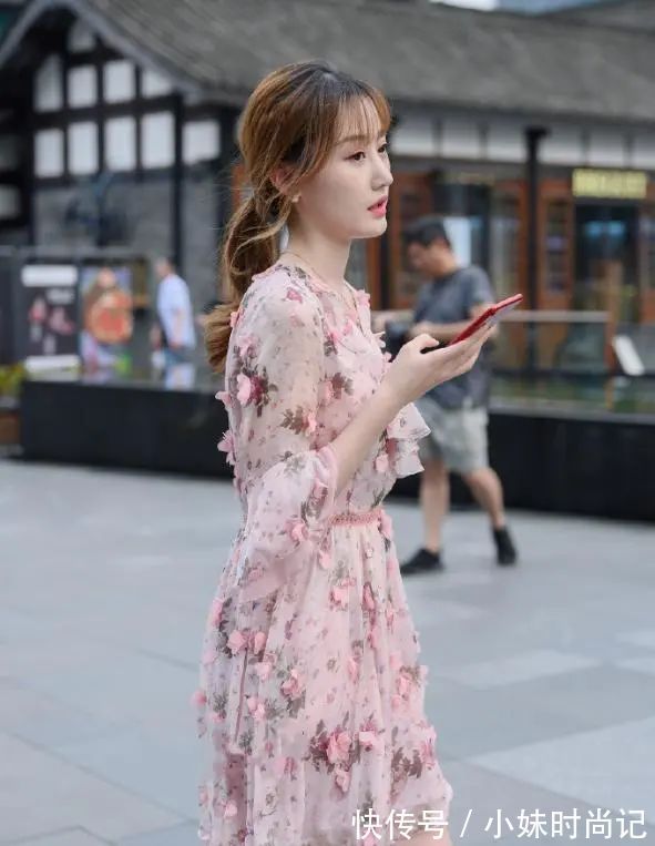 蕾丝 连衣裙穿搭也可以酷酷哒,把女生烘托得亭亭玉立,令人舒适