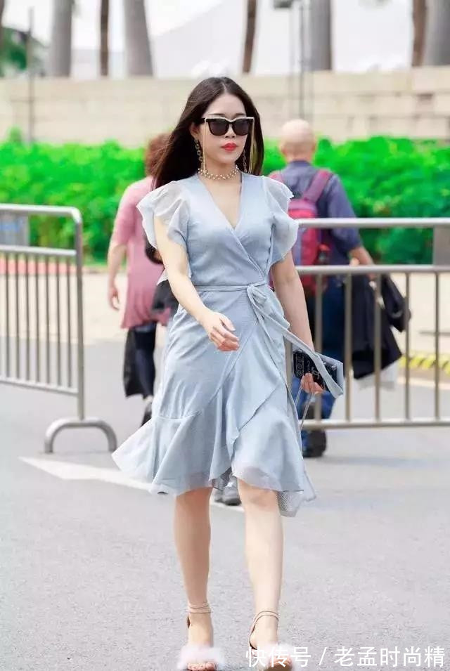 街拍 街拍: 穿淡蓝色绸缎连衣裙的性感美少妇, 微胖身材, 很显富态