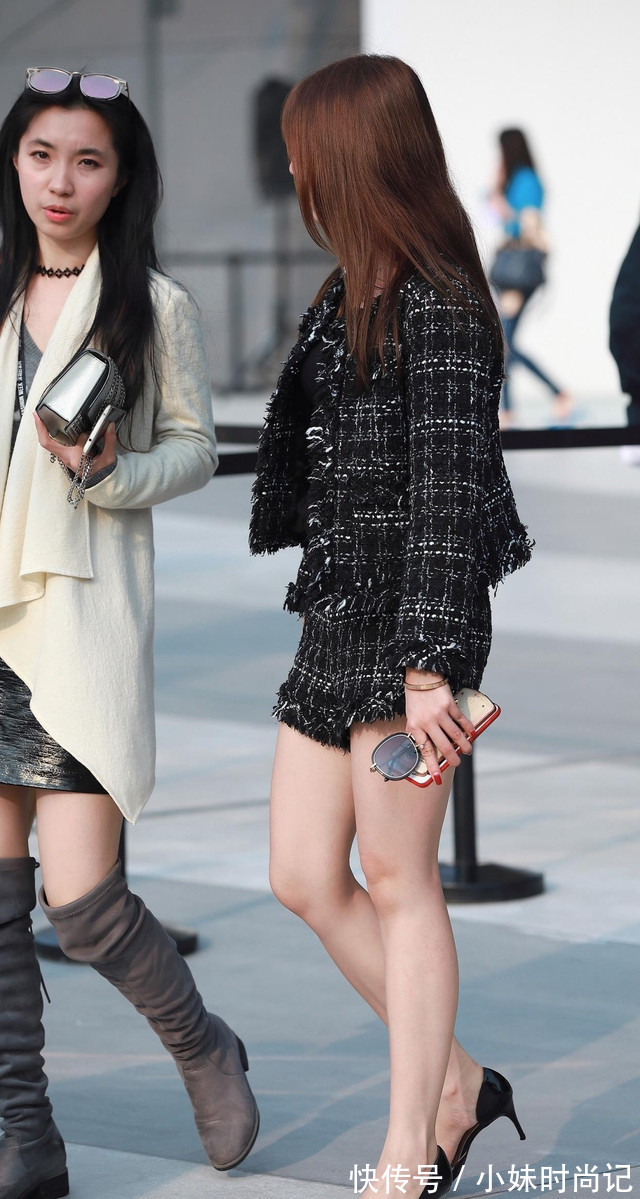 职业女性|初秋时节,粗花呢套装,搭配黑色高跟鞋,穿出职业女性的气质