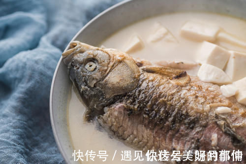 为啥饭店的鲫鱼汤那么好喝?谨记2个窍门,鱼汤鲜美奶白没腥味