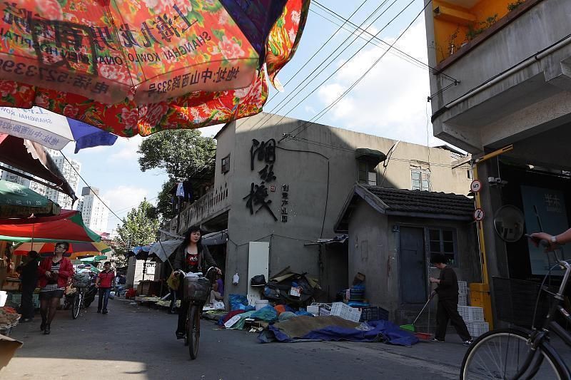 湖丝PK茅台，同拿巴拿马金奖，一个成牛股，一个村民盼搬迁