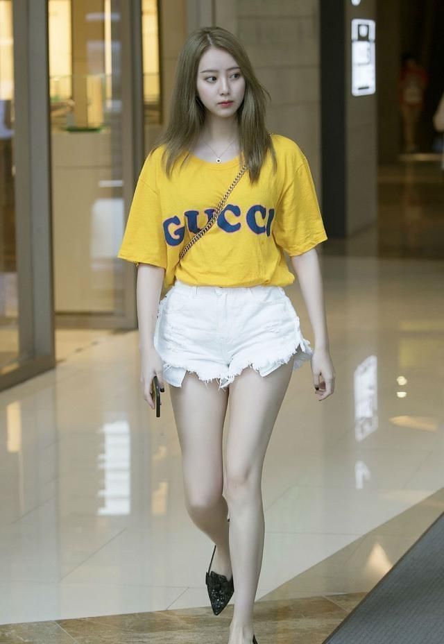 街拍:身材微胖的小姐姐,白皙美腿很是吸引眼球,墨镜戴出了气场