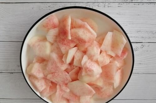 美女为了梦想远走异国他乡，却遭遇坏人绑架，被残忍对待