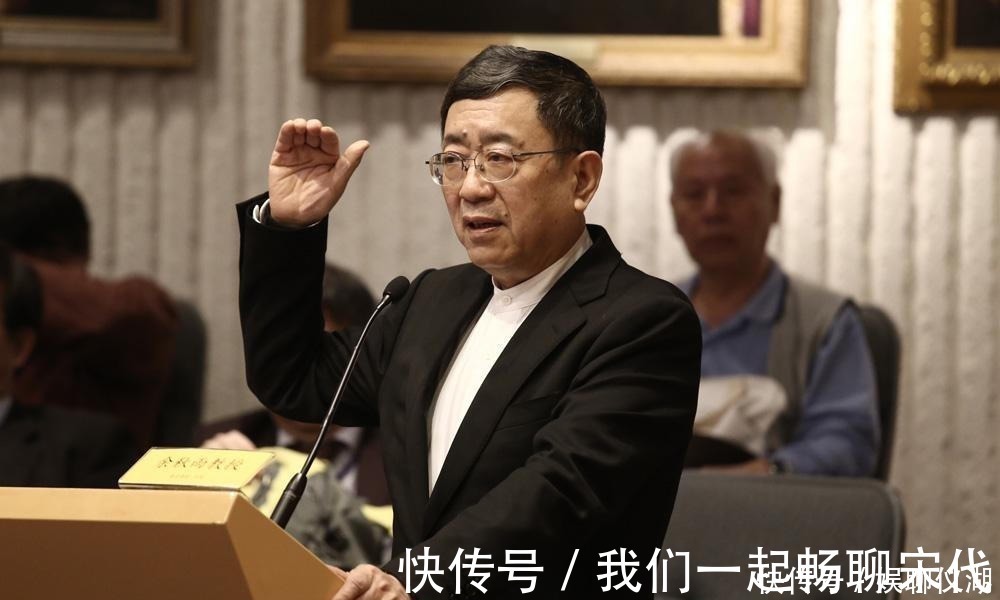 变魔术!易中天“暗讽”余秋雨,究竟有何恩怨?你看余秋雨怎么回应的