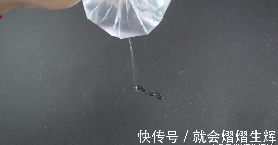 花盆上放一个塑料袋, 没想到还有这个妙用, 看完这招你会感谢我的