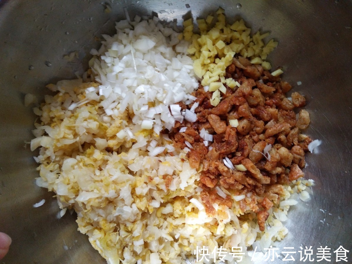 油渣新吃法，搭配酸菜调成馅儿，做成更有风味的饺子