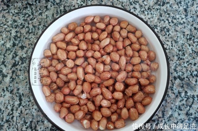炒花生米,千万不能直接炒,教你饭店的诀窍,又香又脆不返潮!