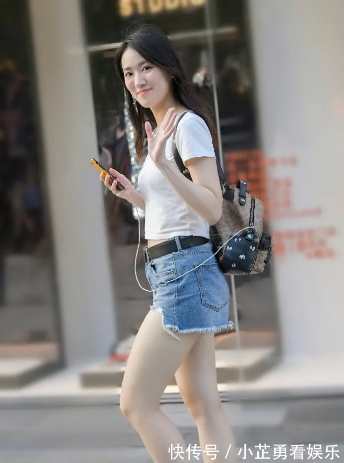 一字带|女生穿牛仔短裤完美展现大长腿，给人一种随性自然感觉
