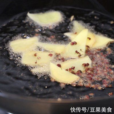 红焖羊肉一口下肚，唇齿留香